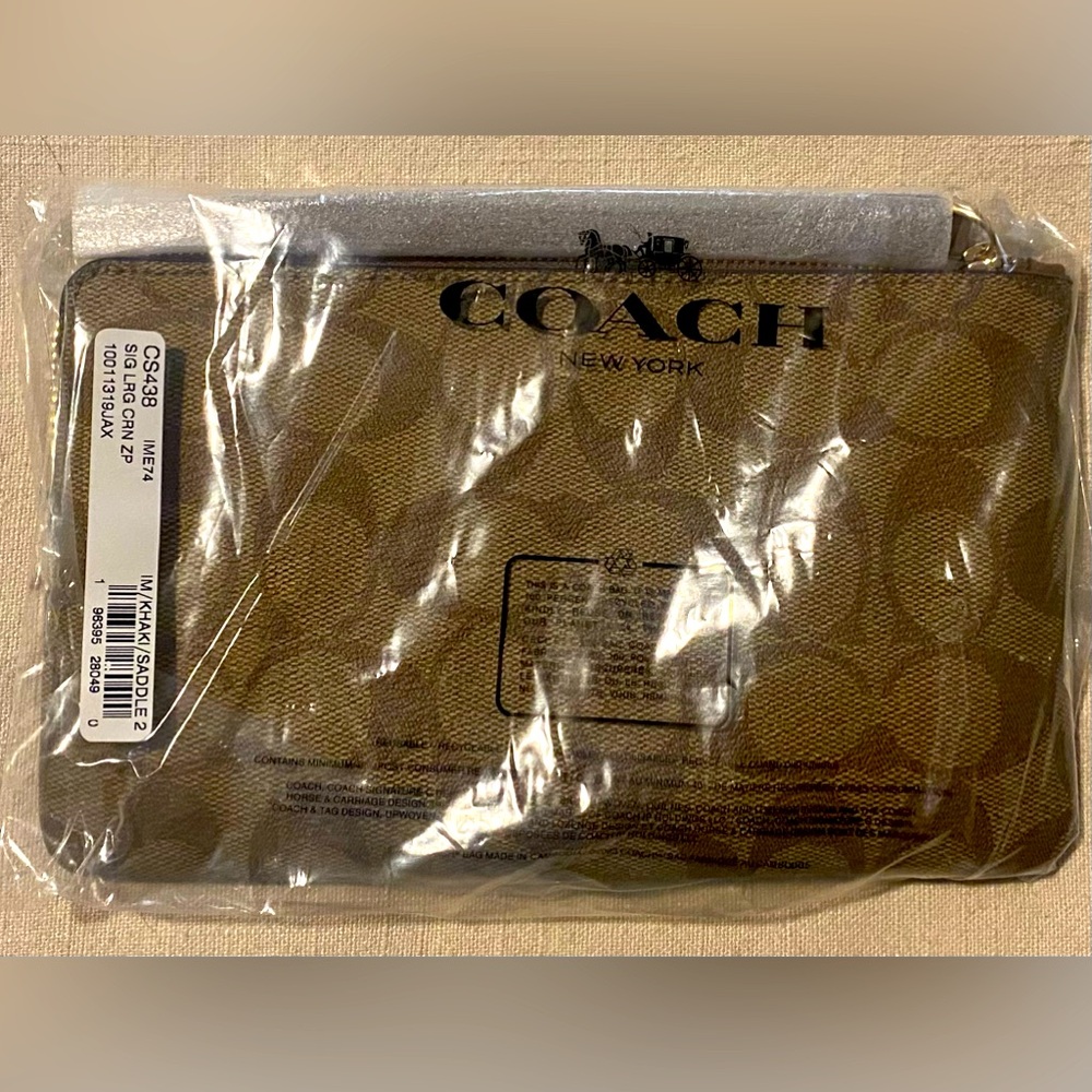 BRAND NEW - COACH Large Corner Zip Wristlet / Purse